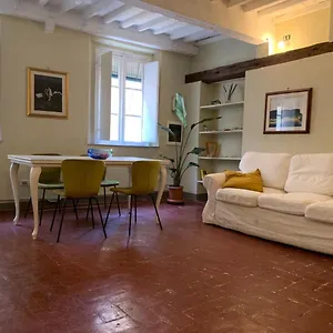 appartamento-incantevole-nel-cuore-di-lucca.it-tuscanyhotel.com/